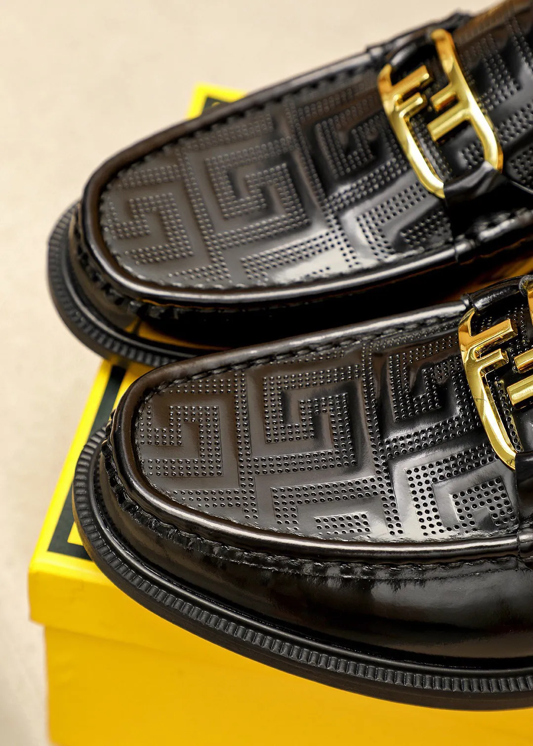 Men's shoes 💰460 💐 Product trademark: FENDI [Fendi] casual leather shoes Regular size: 38-44 (45🉑️customized) Product materials: Selected imported first-layer calfskin embossed upper + luxury hardware buckle, imported cow 🐂 lining. Strong three-dimensional visual effect, rubber outsole Color: 1⃣️color optional